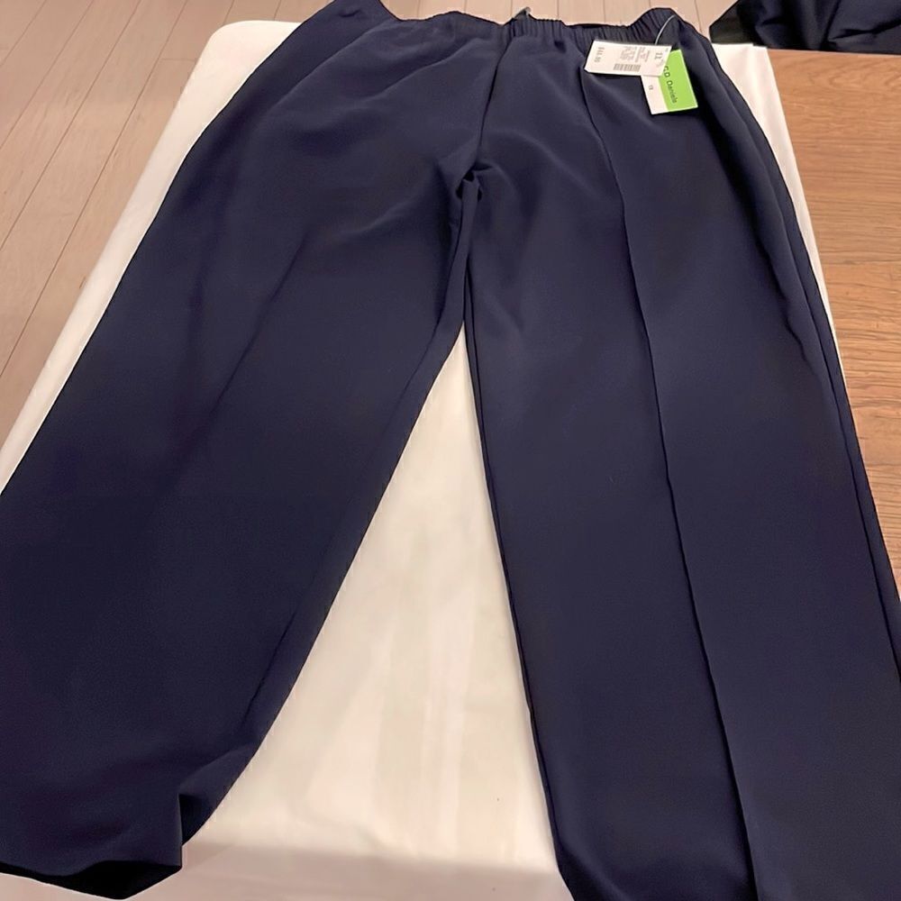 C. D. DANIELS NAVY PULL ON CAPRIS PANTS.  NEW WITH TAGS.   STRETCH